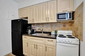 冷蔵庫、電子レンジ、オーブン、コーヒー / ティーメーカー