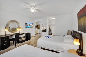 Skrivebord, strygejern/strygebræt, gratis Wi-Fi