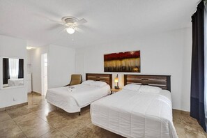 Escritorio, tabla de planchar con plancha y wifi gratis