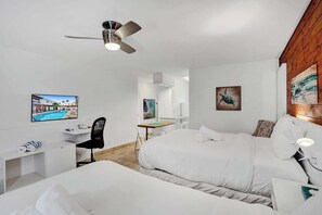 Schreibtisch, Bügeleisen/Bügelbrett, WLAN