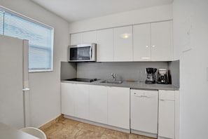 Réfrigérateur, micro-ondes, four, plaque de cuisson