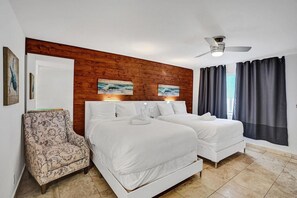 Bureau, fer et planche à repasser, Wi-Fi