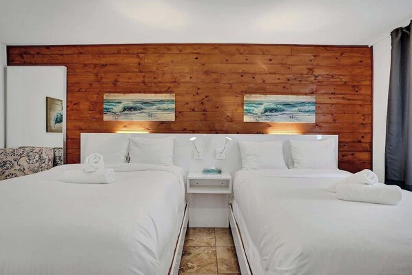 Schreibtisch, Bügeleisen/Bügelbrett, WLAN