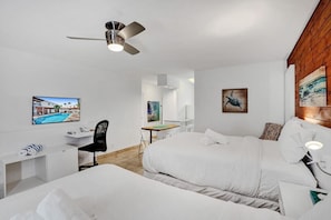 Bureau, fer et planche à repasser, Wi-Fi