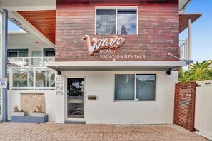 Exterior detail - Waves: Beach Town Cozy Studio Apartment (Pompano Beach)