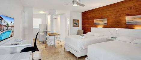 Escritorio, tabla de planchar con plancha y wifi