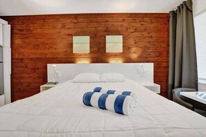 Een bureau, een strijkplank/strijkijzer, wifi