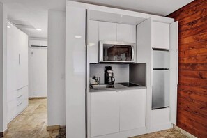 Cafetera o tetera y utensilios de cocina