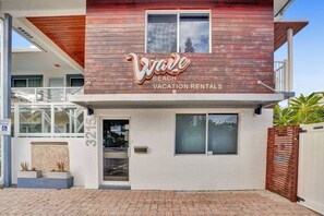 Exterior detail - Waves: Beach Town Studio Apartment For 4 (Pompano Beach)