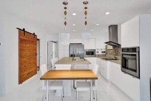 冷蔵庫、電子レンジ、オーブン、コンロ