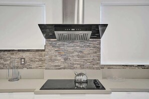 冷蔵庫、電子レンジ、オーブン、コンロ