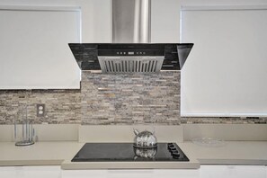 冷蔵庫、電子レンジ、オーブン、コンロ