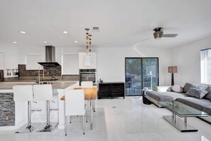 Una Smart TV, una oficina