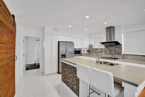 Frigorífico, microondas, horno y placa de cocina