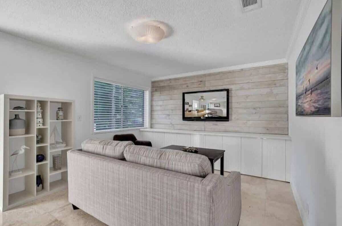 Televisión y oficina 