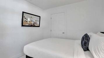 2 habitaciones, escritorio, tabla de planchar con plancha y wifi