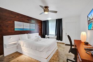 Skrivebord, strygejern/strygebræt, Wi-Fi