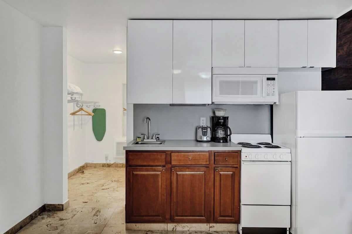 Kühlschrank, Mikrowelle, Ofen, Herdplatte