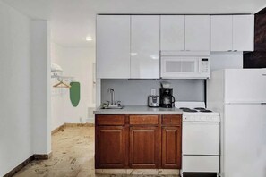 冷蔵庫、電子レンジ、オーブン、コンロ