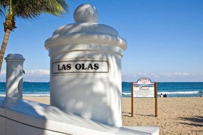 بالقرب من الشاطئ