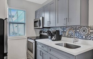 Refrigerador, microondas, horno y parrilla de estufa 