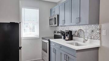 Geladeira, micro-ondas, fogão, cooktop