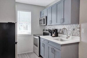 冷蔵庫、電子レンジ、オーブン、コンロ