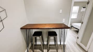 1 habitación, escritorio, tabla de planchar con plancha y wifi