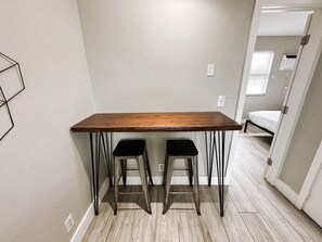 1 slaapkamer, een bureau, een strijkplank/strijkijzer, wifi