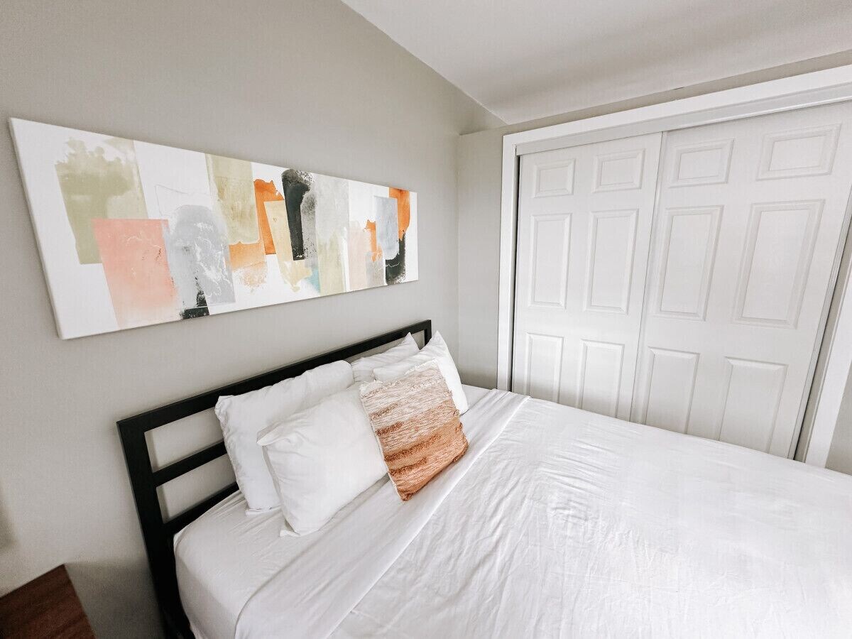 Rustic Retreats: Modern 1BR for 2 guests in the heart of Fort Lauderdale