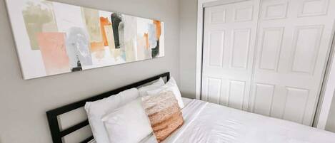 1 slaapkamer, een bureau, een strijkplank/strijkijzer, wifi