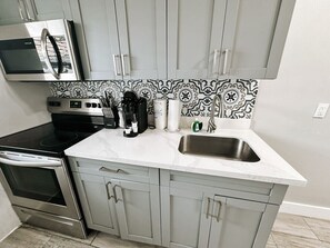 Een koelkast, een microgolfoven, een oven, een kookplaat