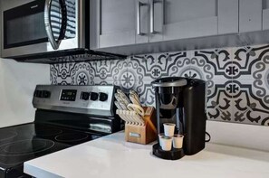 Wasserkocher mit Kaffee-/Teezubehör, Kochgeschirr/Geschirr/Besteck