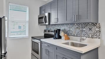 Cafetière/bouilloire, batterie de cuisine, vaisselle et ustensiles