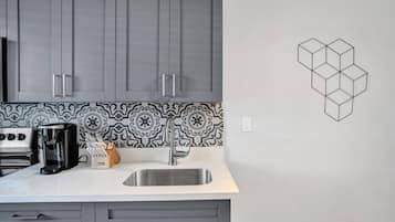 Coffee/tea maker, cookware/dishes/utensils