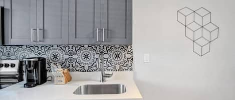 Cafetera o tetera y utensilios de cocina