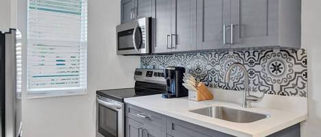 Kahvin-/teenkeitin, keittoastiat/astiat/ruokailuvälineet