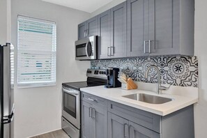 Coffee/tea maker, cookware/dishes/utensils