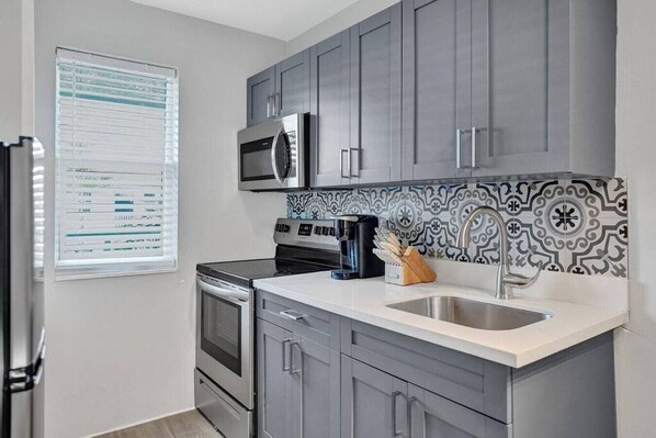 Cafetière/bouilloire, batterie de cuisine, vaisselle et ustensiles