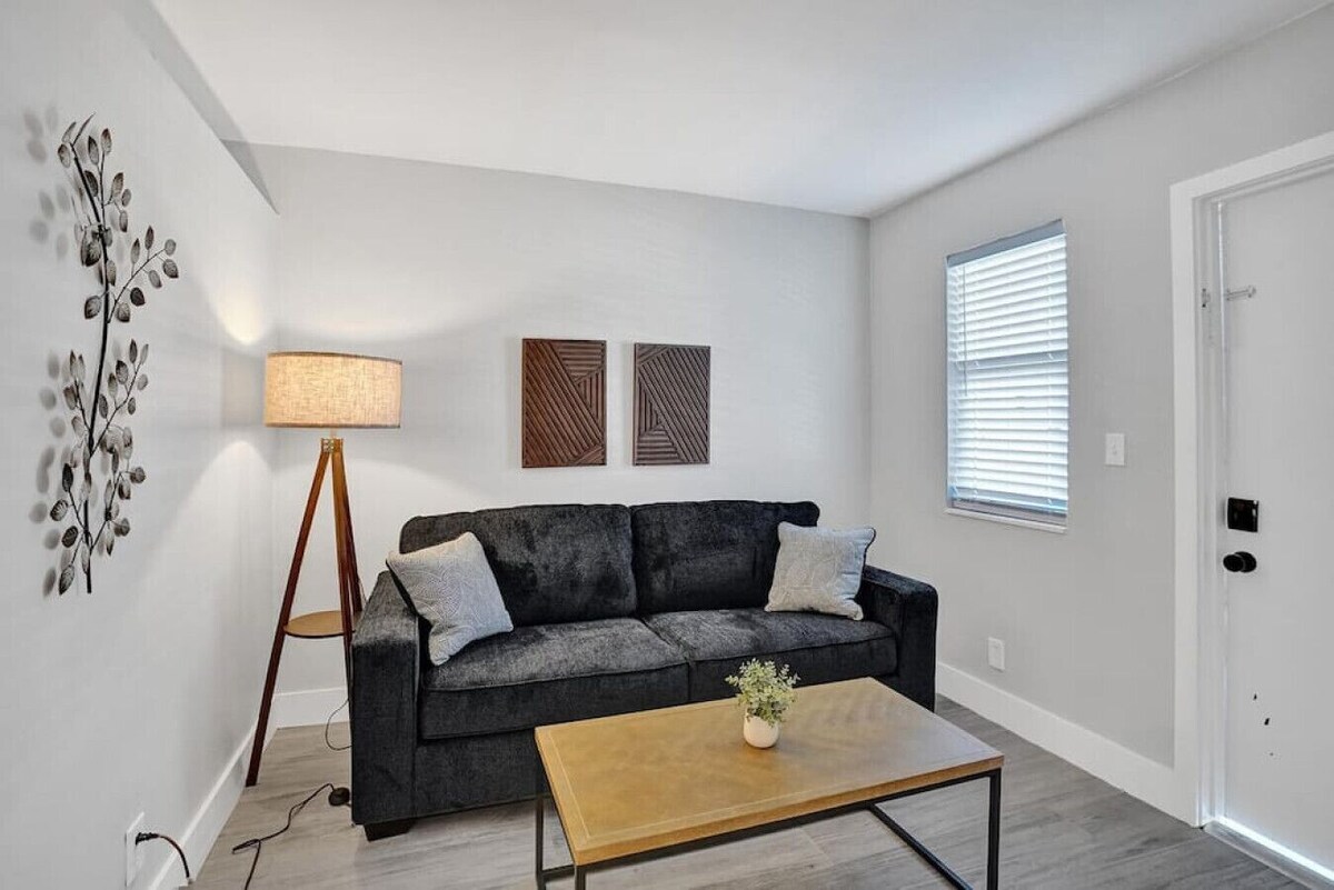 Rustic Retreats: 1BR for 4 guests minutes from Las Olas