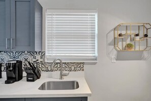 Interior - Rustic Retreats: Beachy 1BR in Fort Lauderdale (Fort Lauderdale)