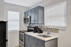 冰箱、微波炉、烤箱、炉灶