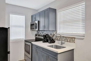 Fridge, microwave, oven, stovetop - Rustic Retreats: Beachy 1BR in Fort Lauderdale (Fort Lauderdale)