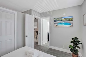 Iron/ironing board, WiFi - Rustic Retreats: Beachy 1BR in Fort Lauderdale (Fort Lauderdale)