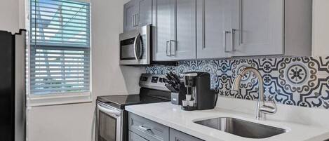 冰箱、微波炉、烤箱、炉灶