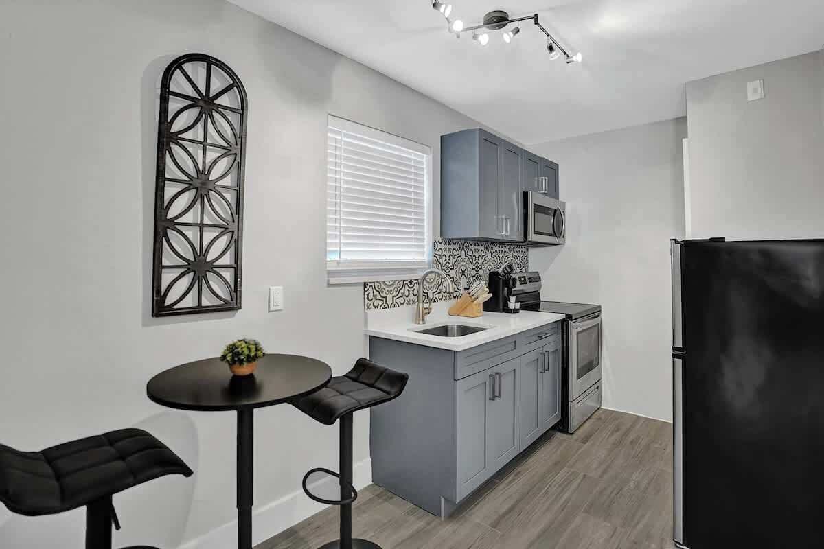 Kjøleskap, mikrobølgeovn, ovn og kokeplater