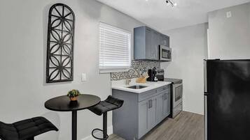 Kjøleskap, mikrobølgeovn, ovn og kokeplater