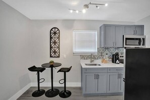 ثلاجة، ميكروويف، فرن، موقد طهي مسطح