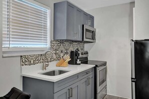 Kylskåp, mikrovågsugn, ugn och spishäll