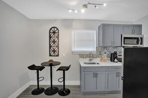 Kylskåp, mikrovågsugn, ugn och spishäll